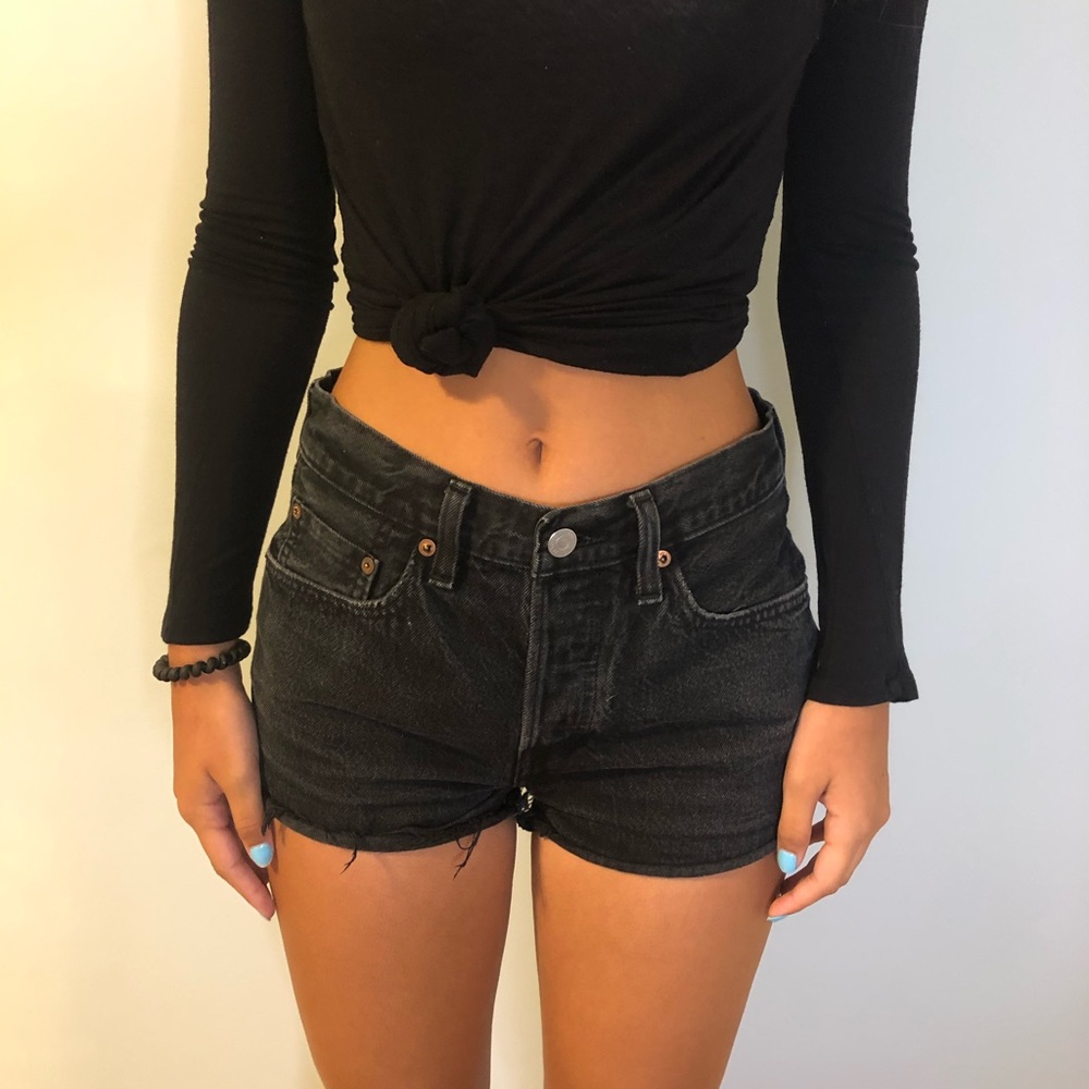 Black Levi’s mid-rise jean shorts!